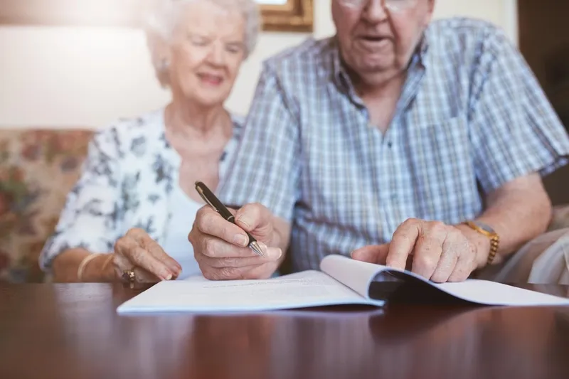 Altes Ehepaar Vertrag Unterschrift